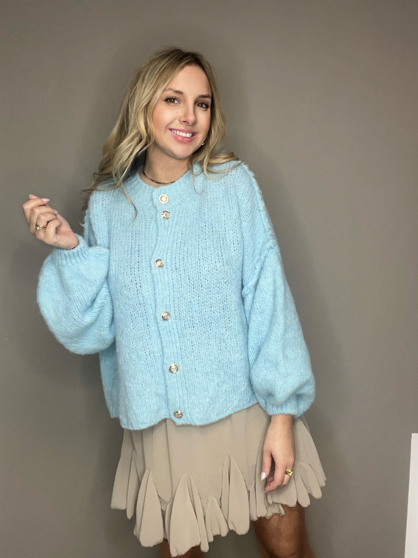 Strickjacke mit goldenen Knöpfen Blau