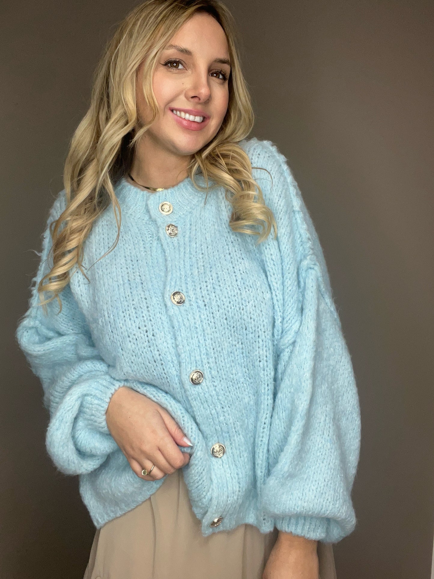 Strickjacke mit goldenen Knöpfen Blau